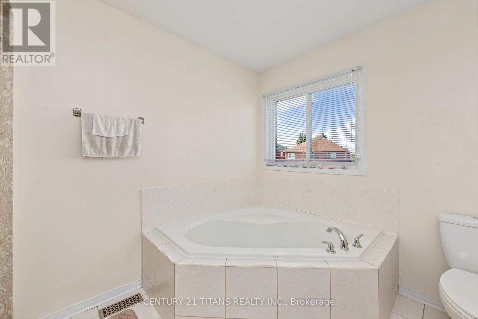 69 Rampart Crescent, Whitby, Ontario  L1P 1T7 - Photo 10 - E13703930