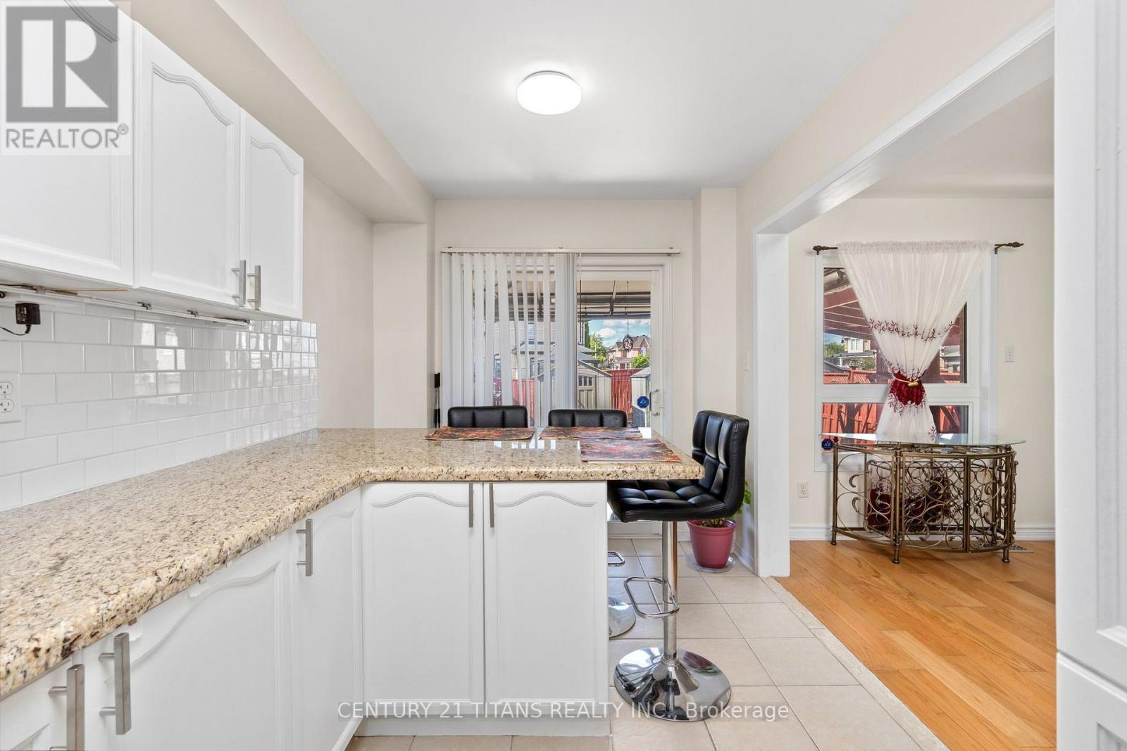 69 Rampart Crescent, Whitby, Ontario  L1P 1T7 - Photo 2 - E13703930