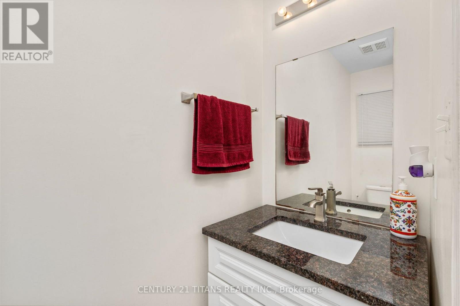 69 Rampart Crescent, Whitby, Ontario  L1P 1T7 - Photo 4 - E13703930