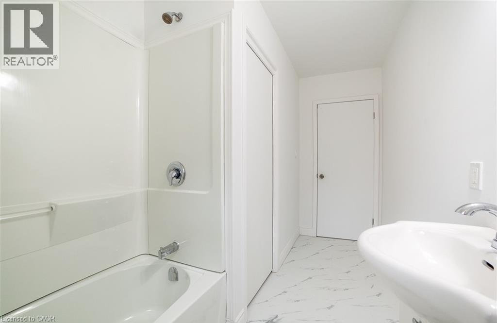 22 Kelson Avenue S, Grimsby, Ontario  L3M 4C3 - Photo 14 - 40859088