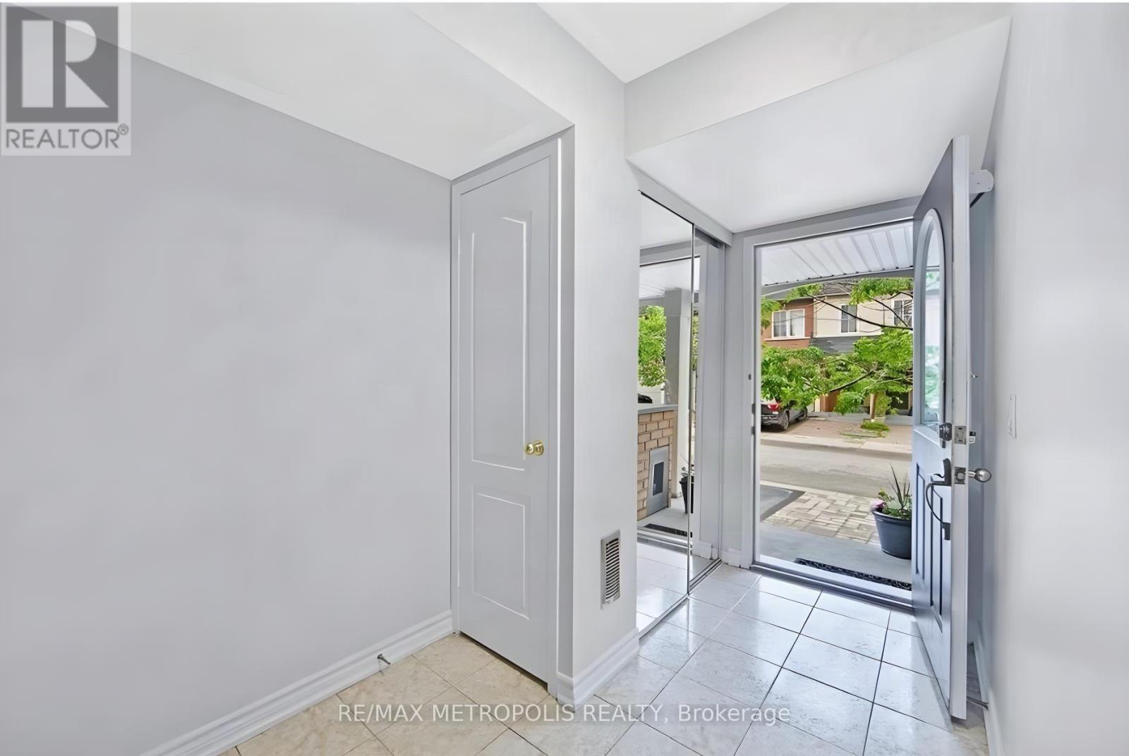 10 Pat Brooks Terrace, Toronto, Ontario  M1P 5G6 - Photo 3 - E13722776
