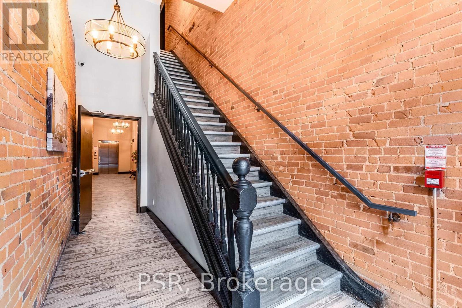 201 - 2870 Dundas Street W, Toronto, Ontario  M6P 1Y8 - Photo 2 - W13722774