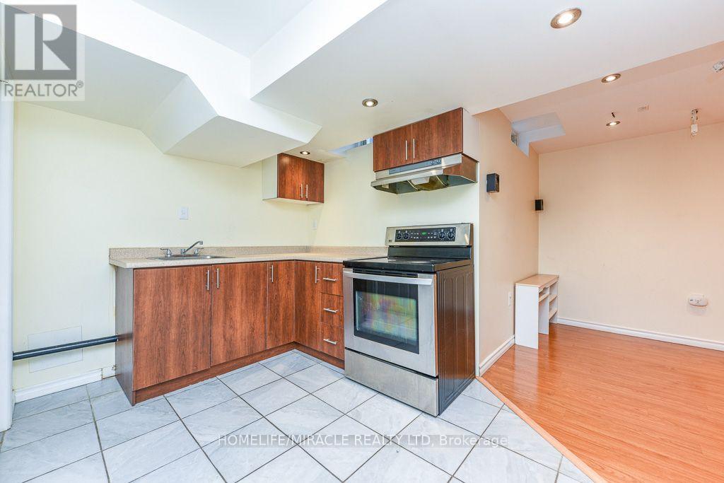 49 Seaside Circle, Brampton, Ontario L6R 2G7 - Photo 34 - W13722810