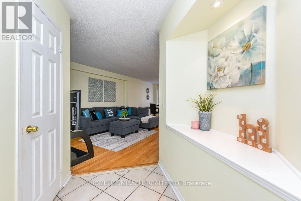 49 Seaside Circle, Brampton, Ontario L6R 2G7 - Photo 4 - W13722810