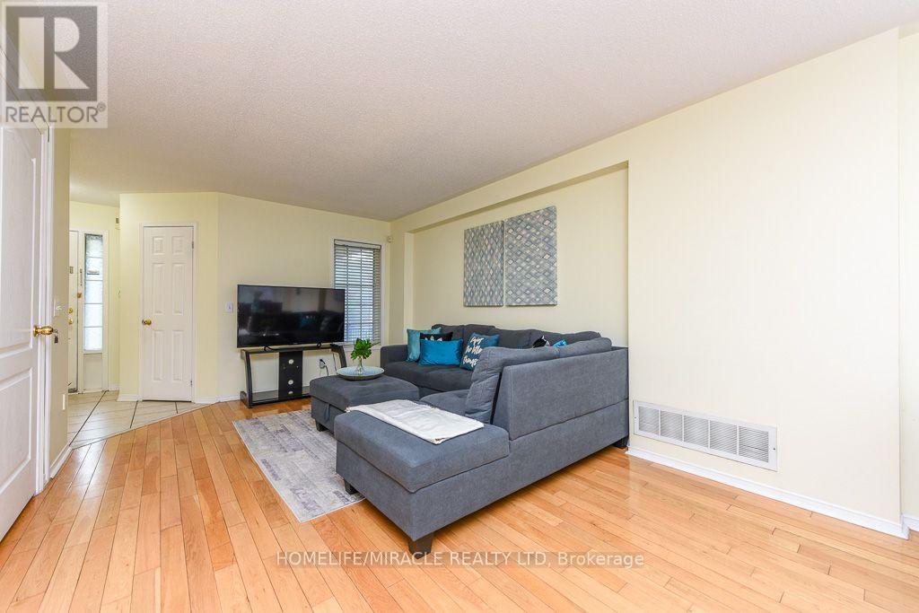 49 Seaside Circle, Brampton, Ontario L6R 2G7 - Photo 6 - W13722810