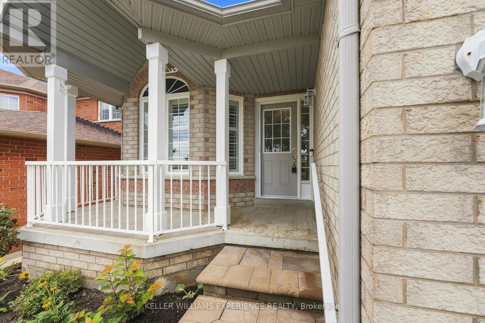7 Stanley Street, Barrie, Ontario  L4M 6V2 - Photo 3 - S13722980