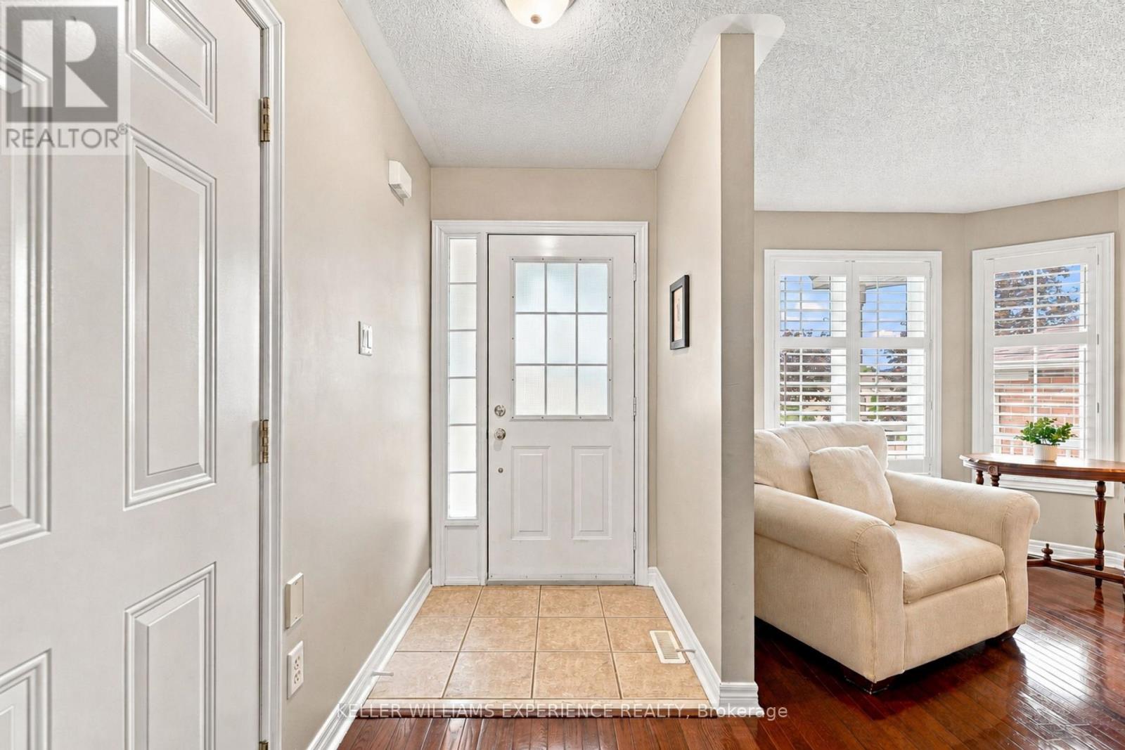 7 Stanley Street, Barrie, Ontario  L4M 6V2 - Photo 4 - S13722980