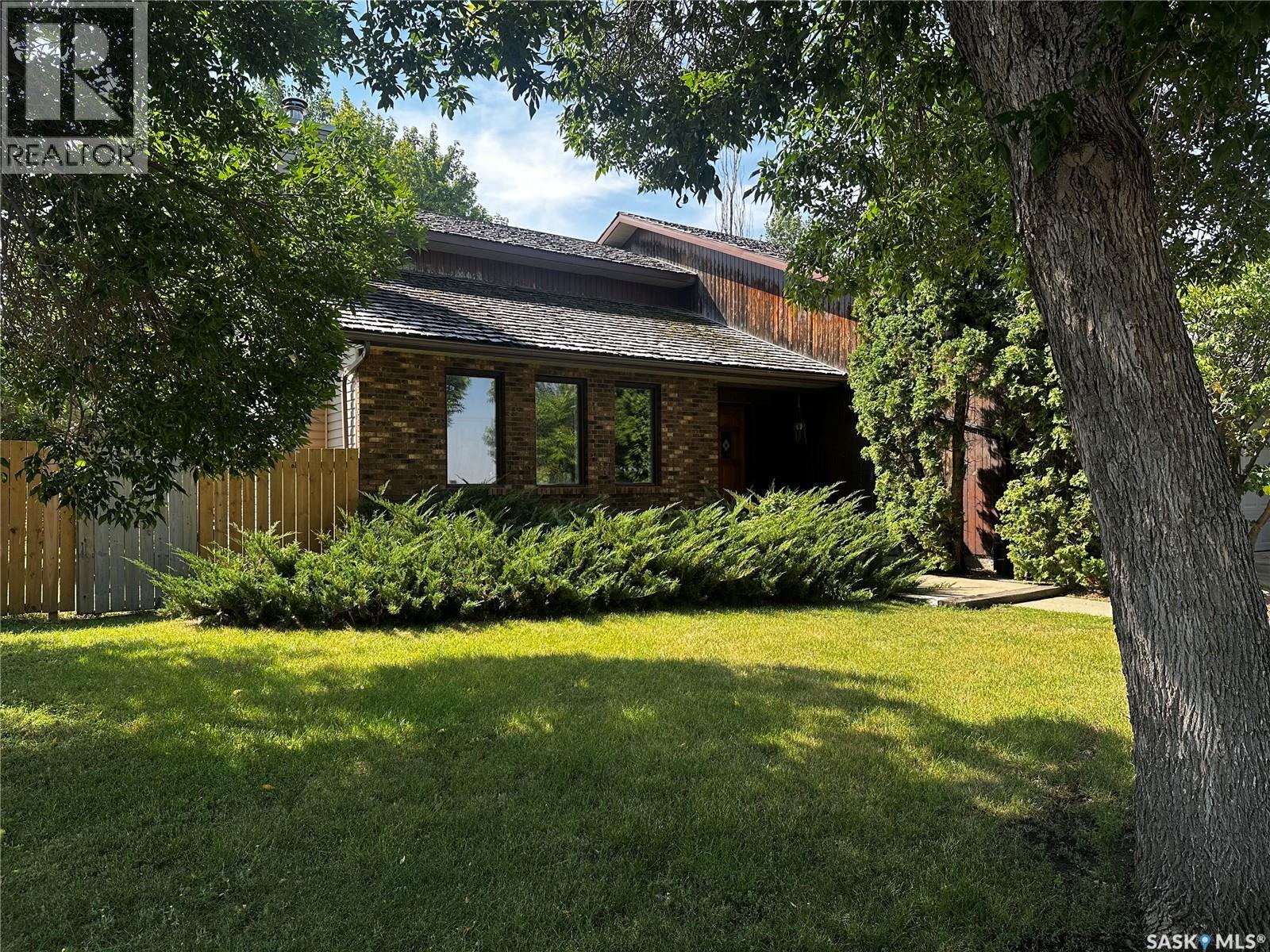 895 Brimacombe Drive, Weyburn, Saskatchewan  S4H 3J6 - Photo 2 - SK046821