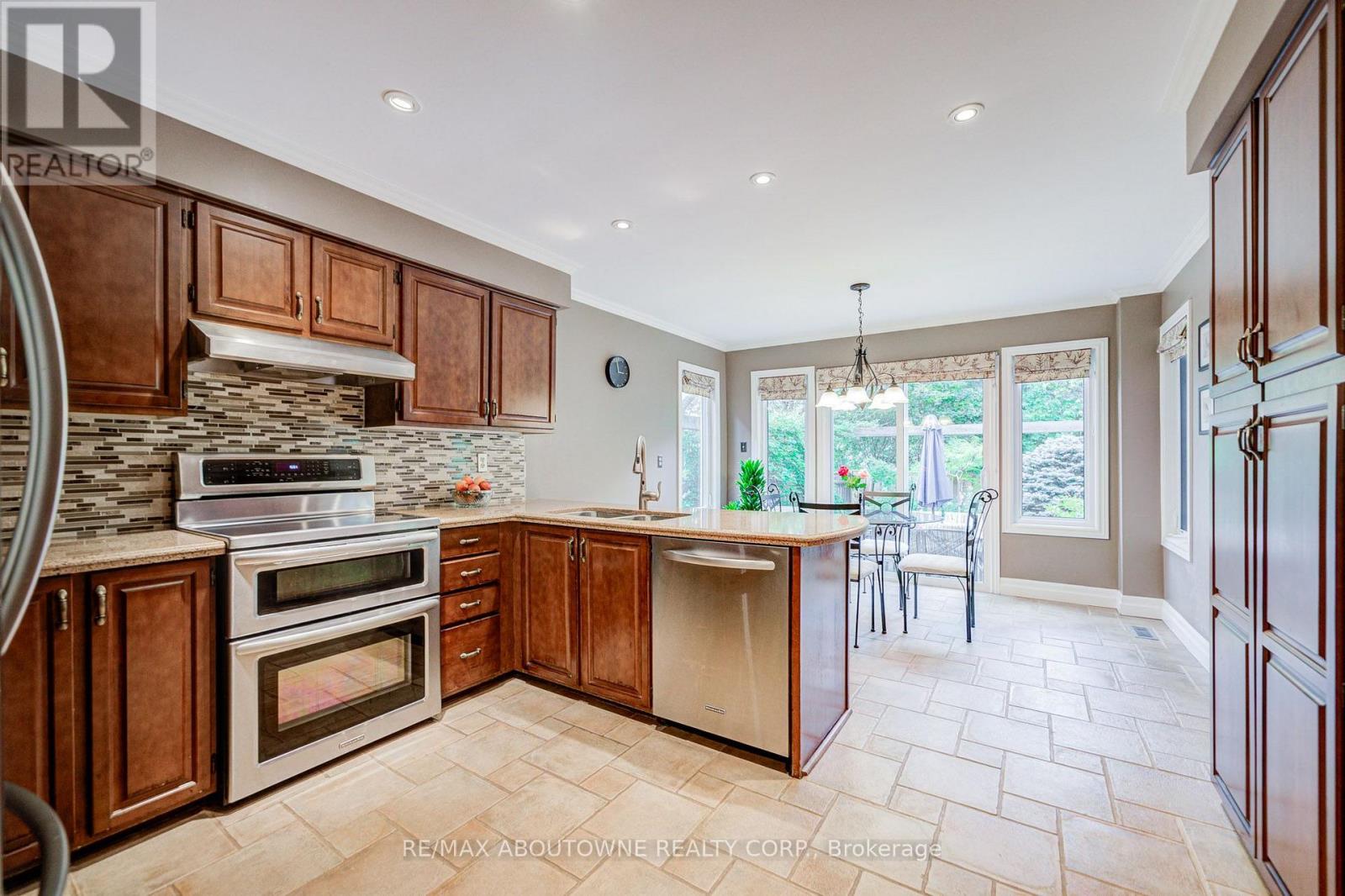 1511 Stoneybrook Trail, Oakville, Ontario  L6M 2R4 - Photo 14 - W13722998