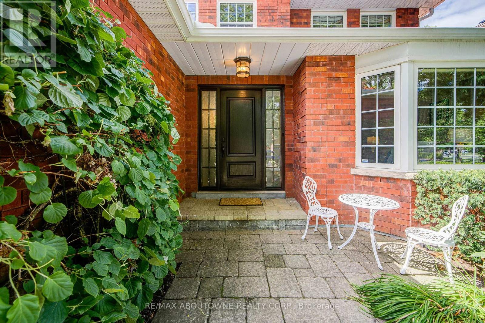 1511 Stoneybrook Trail, Oakville, Ontario  L6M 2R4 - Photo 3 - W13722998