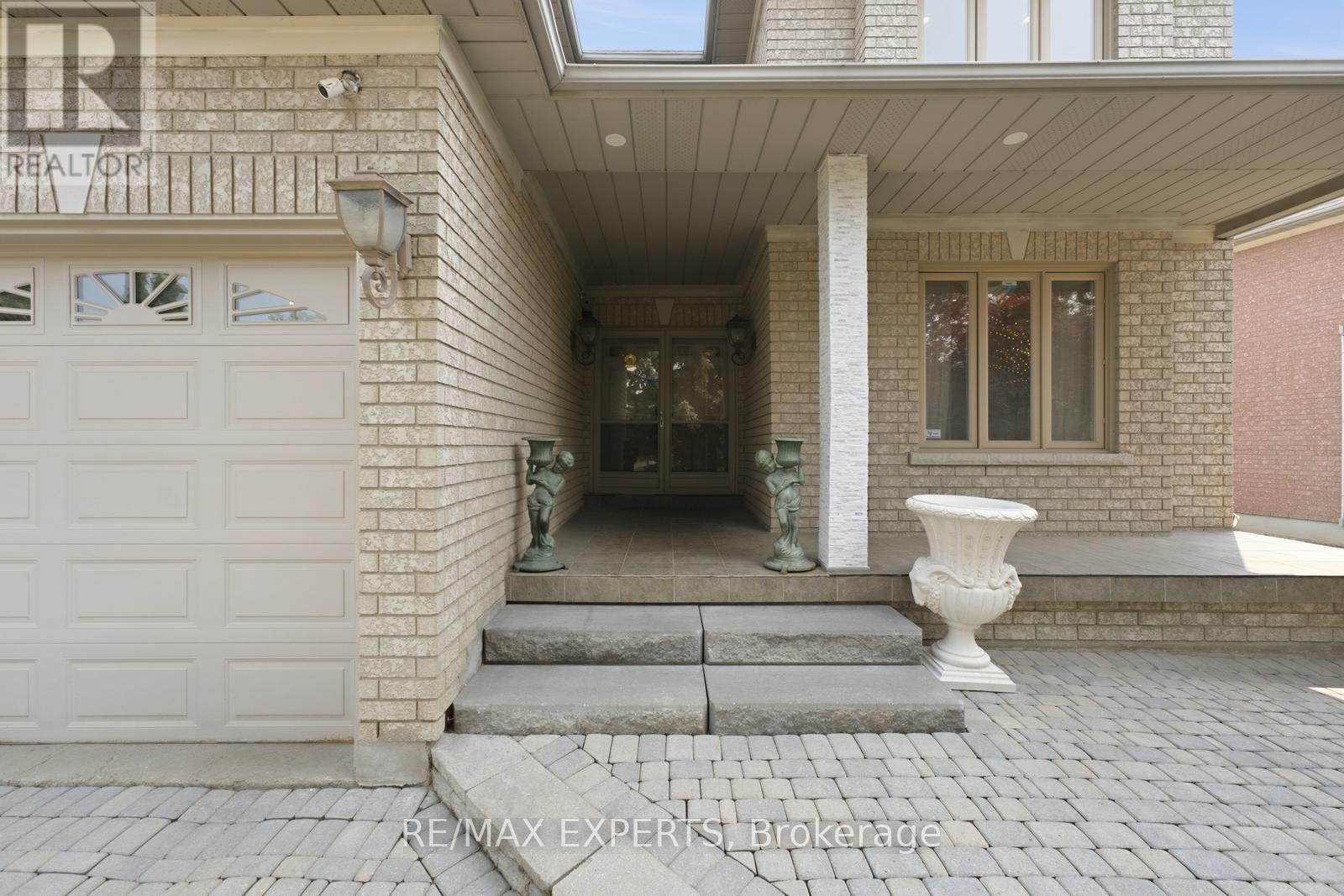215 Velmar Drive, Vaughan, Ontario  L4L 8K3 - Photo 4 - N13723122