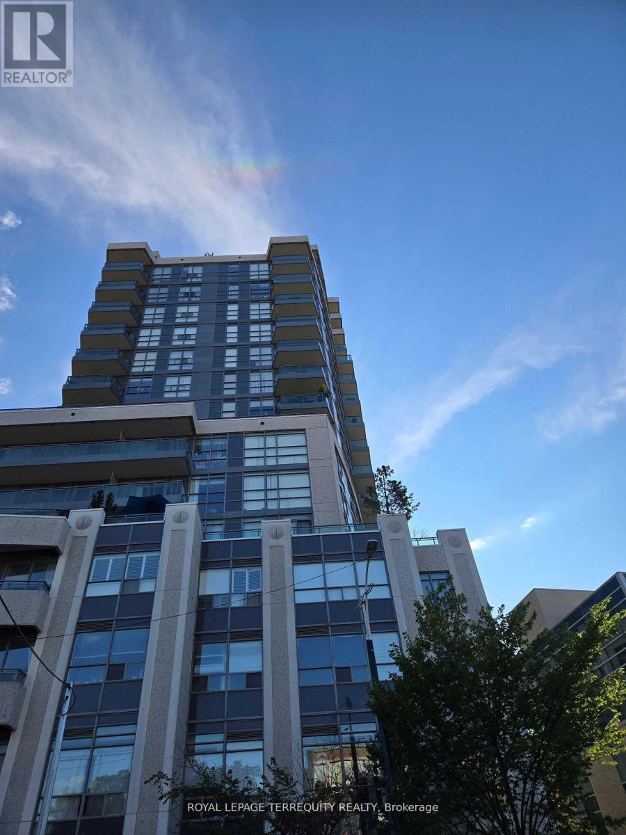 1606 - 736 SPADINA AVENUE