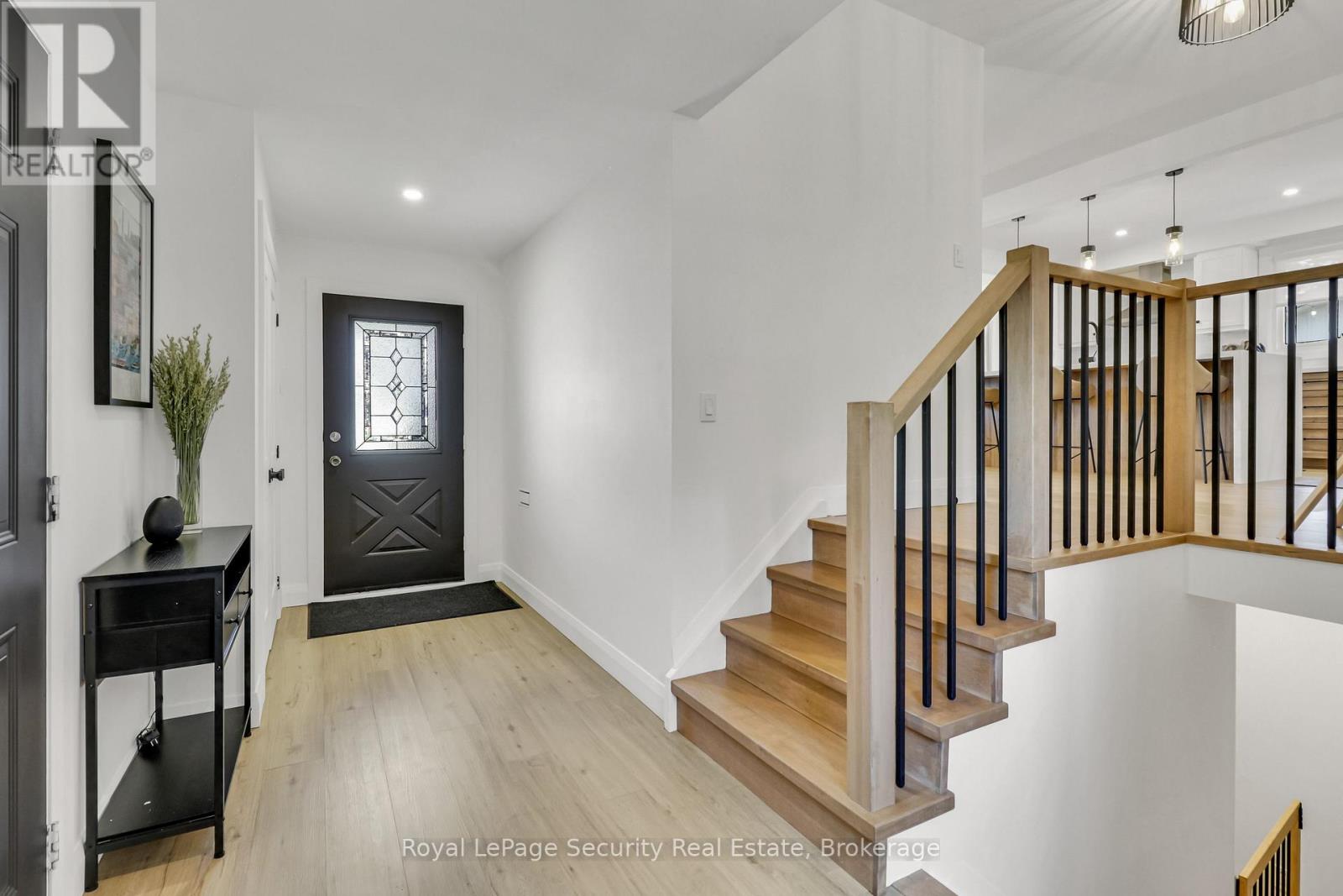 1045 Lebanon Drive, Innisfil, Ontario  L9S 2B7 - Photo 4 - N13723196
