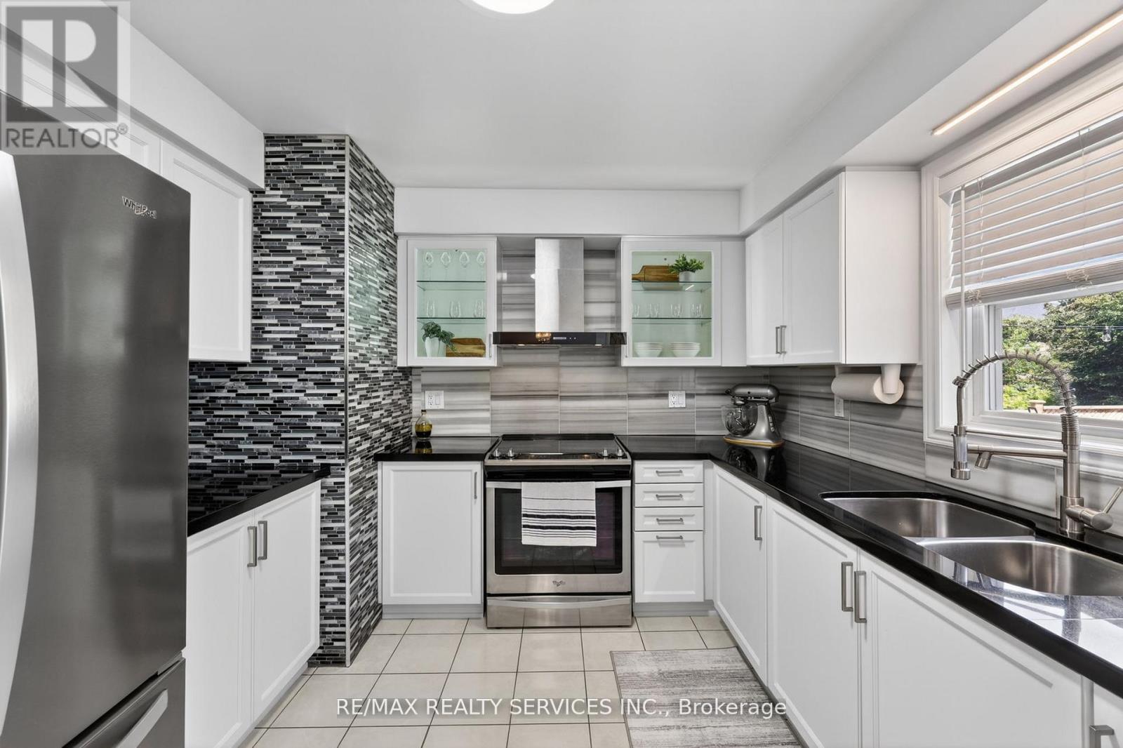 150 Royal Valley Drive, Caledon, Ontario  L7C 1B3 - Photo 8 - W13719968