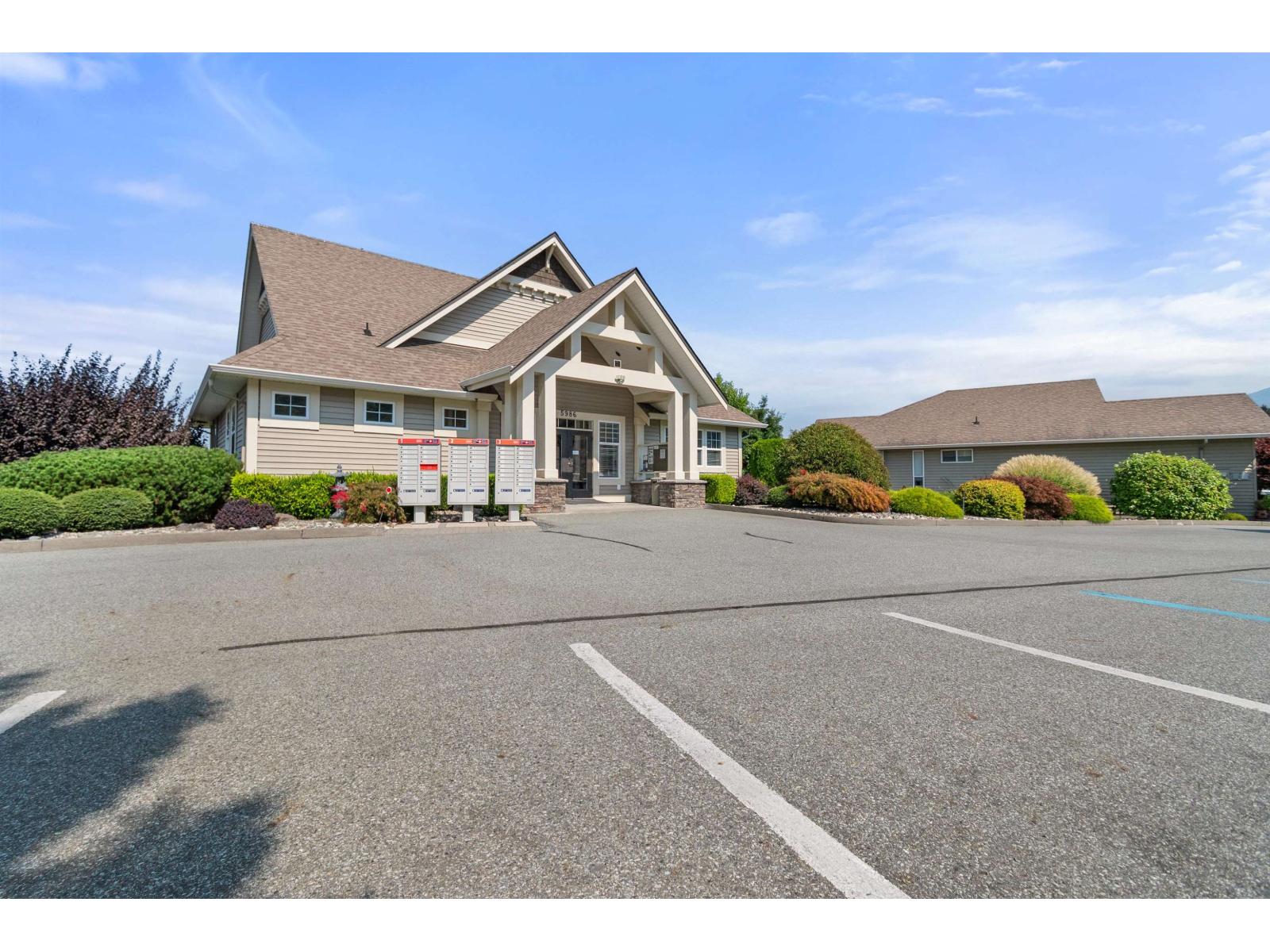 5976 Hunter Creek Crescent, Sardis South, Chilliwack, British Columbia  V2R 0B7 - Photo 2 - R3159288