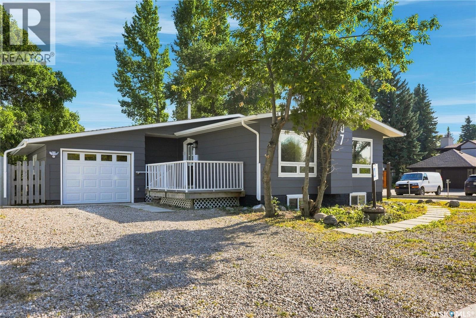 607 Lenore Drive, Saskatoon, Saskatchewan  S7K 5G7 - Photo 2 - SK046926