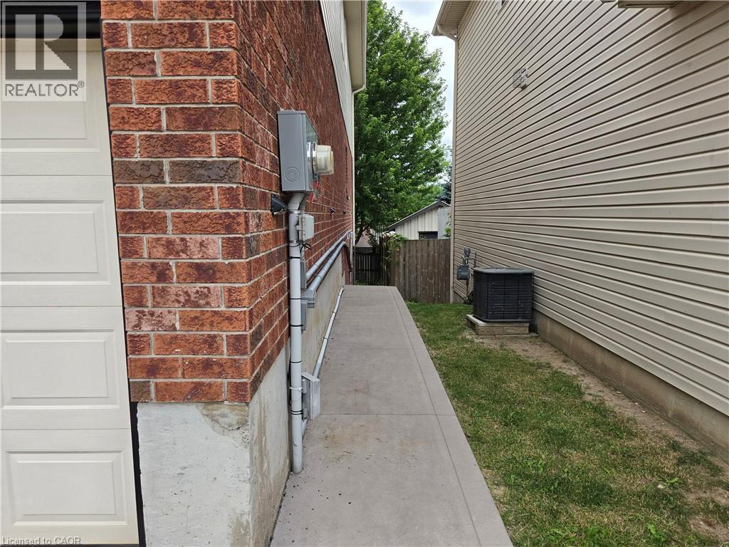 709 Windflower Crescent, Kitchener, Ontario  N2E 4B3 - Photo 4 - 40844152