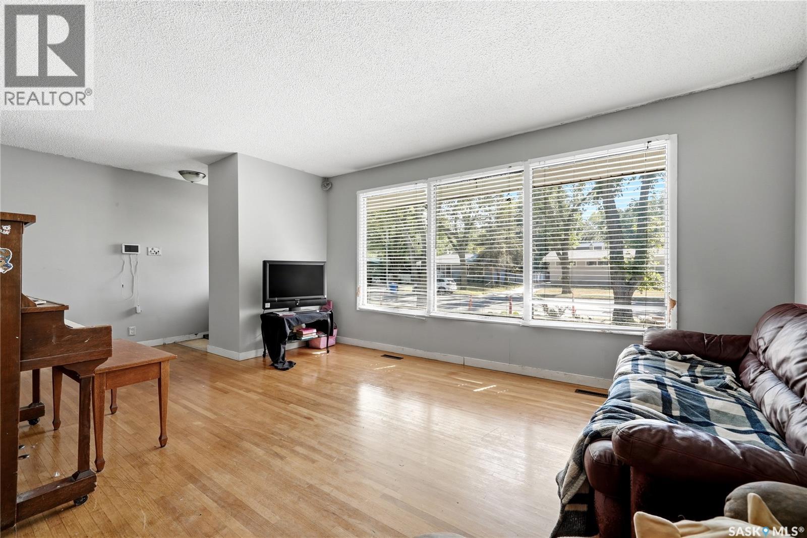 1722 Macpherson Avenue, Regina, Saskatchewan  S4S 4C9 - Photo 4 - SK046943