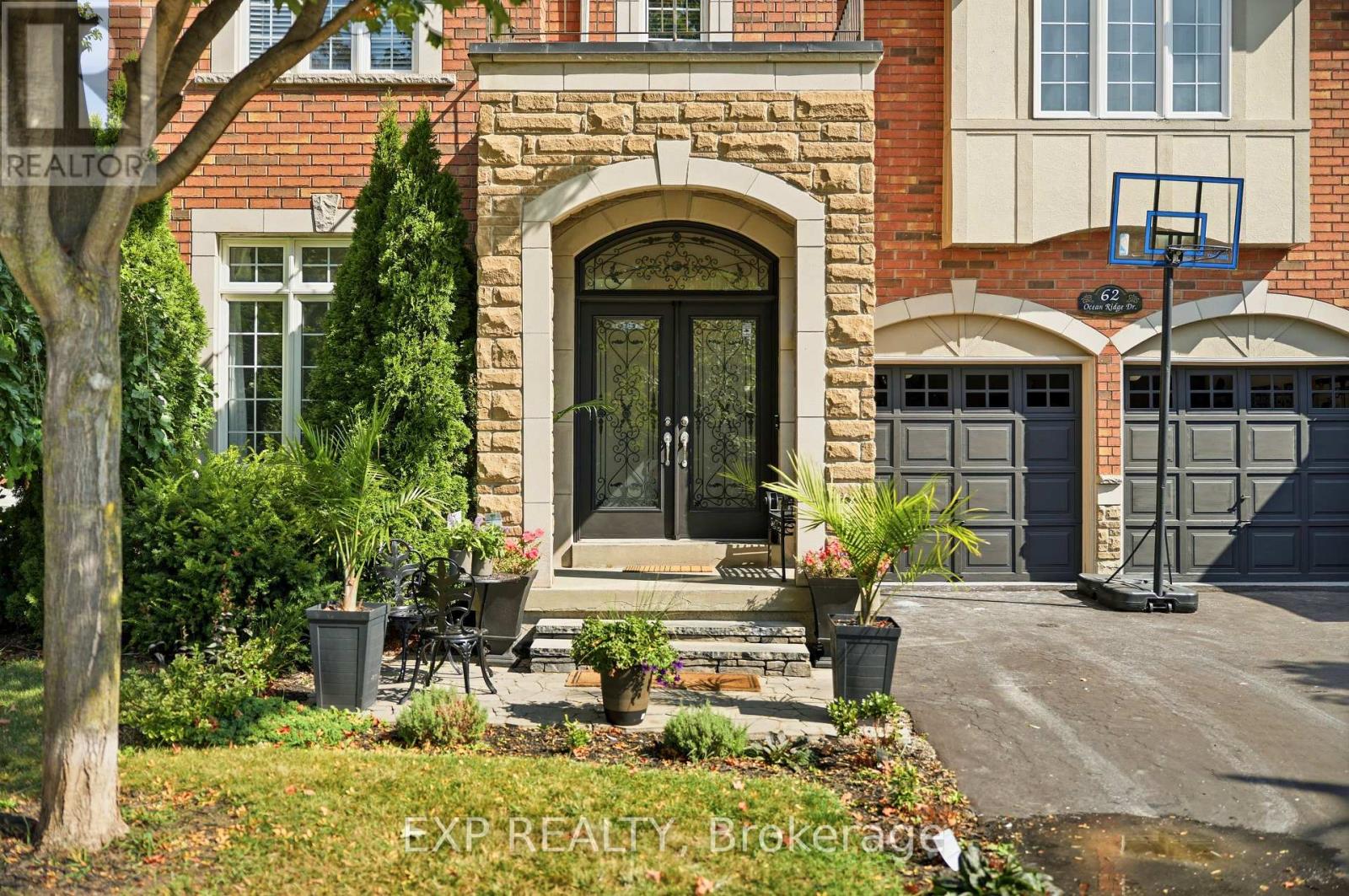 62 Ocean Ridge Drive, Brampton, Ontario  L6R 3L3 - Photo 2 - W13723658