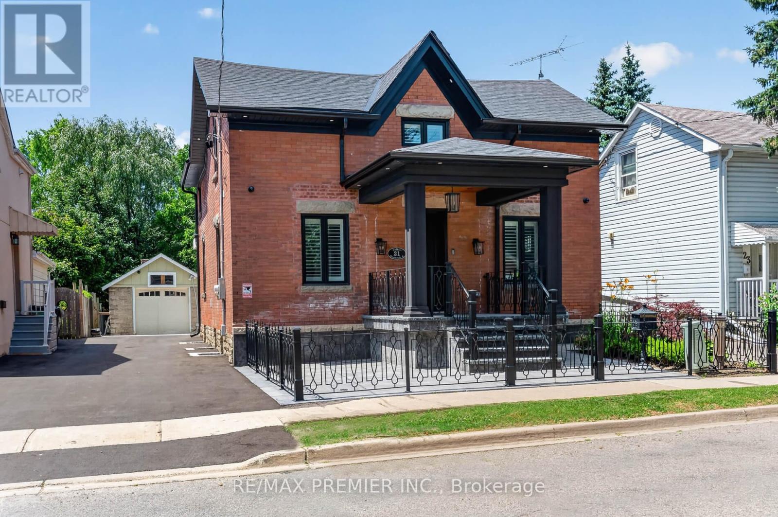 21 Elizabeth Street N, Brampton, Ontario  L6X 1S1 - Photo 1 - W13723662