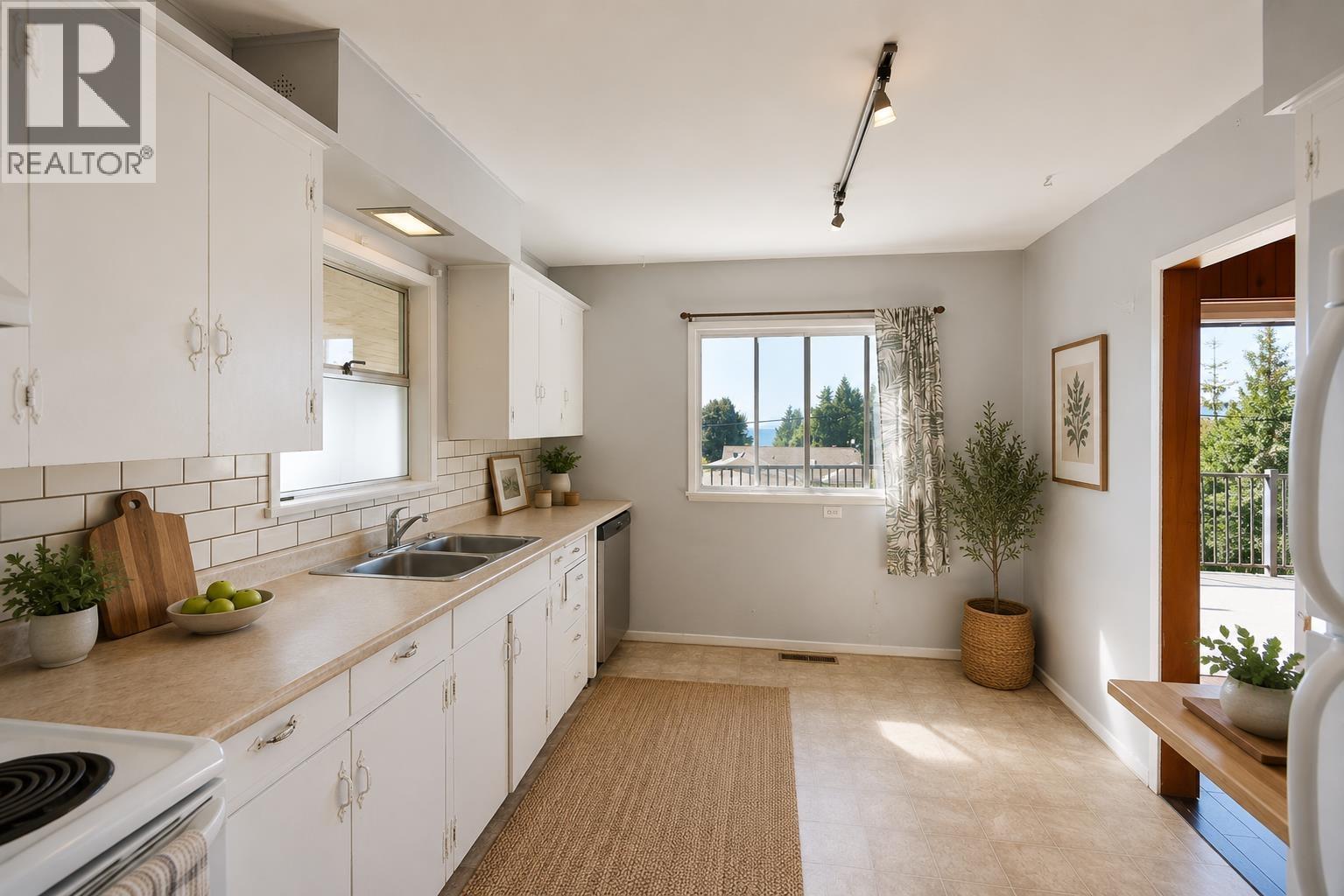 4726 Laurel Avenue, Sechelt, British Columbia  V7Z 0E7 - Photo 4 - R3159654