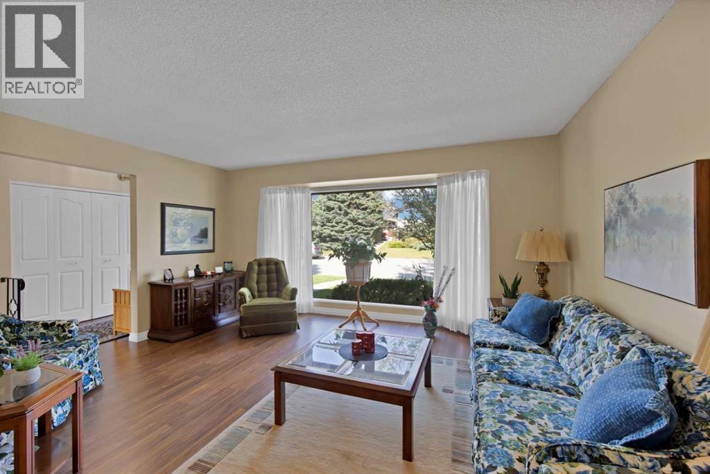 256 Parkwood Close SE, Calgary, Alberta  T2J 3V9 - Photo 6 - A2340698