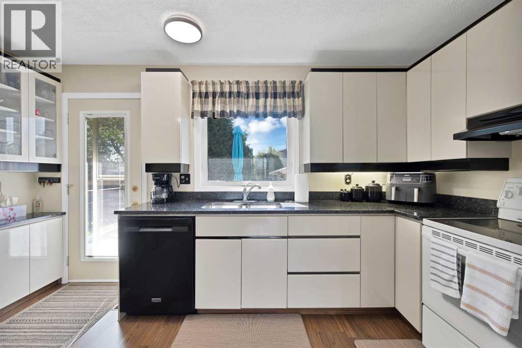 256 Parkwood Close SE, Calgary, Alberta  T2J 3V9 - Photo 9 - A2340698