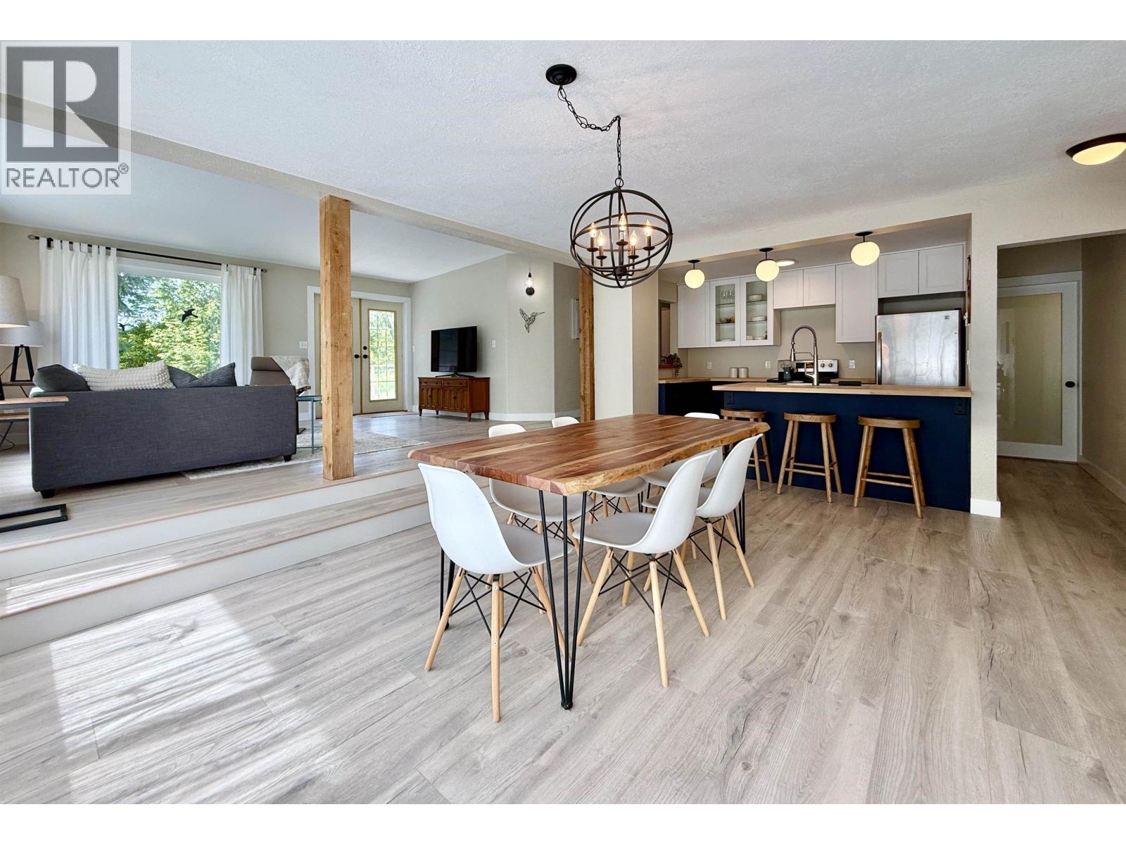 6376 SUNSHINE COAST HIGHWAY, Sechelt, British Columbia