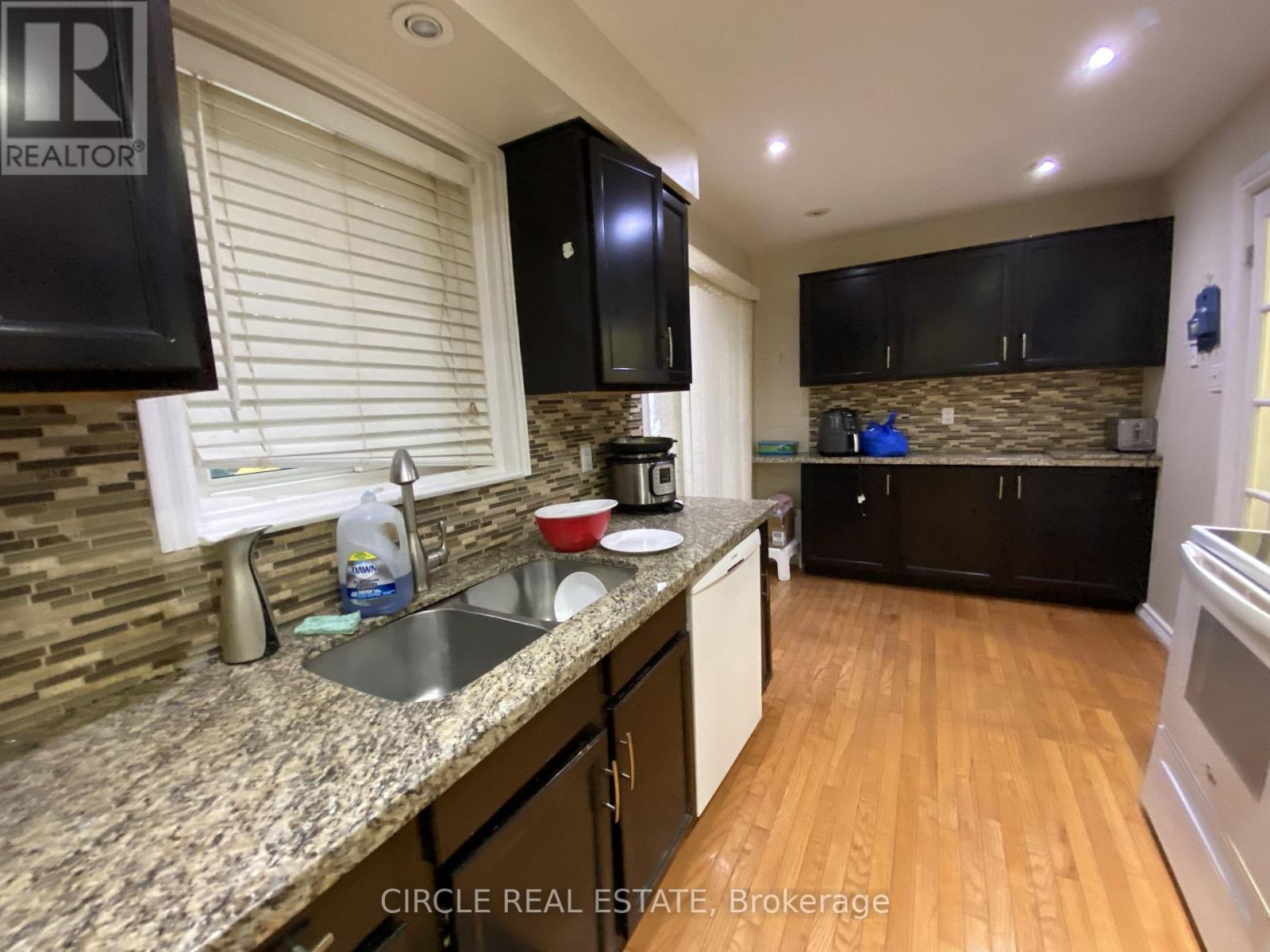 35 Fanshawe Drive, Brampton, Ontario  L6Z 1A7 - Photo 5 - W13627222