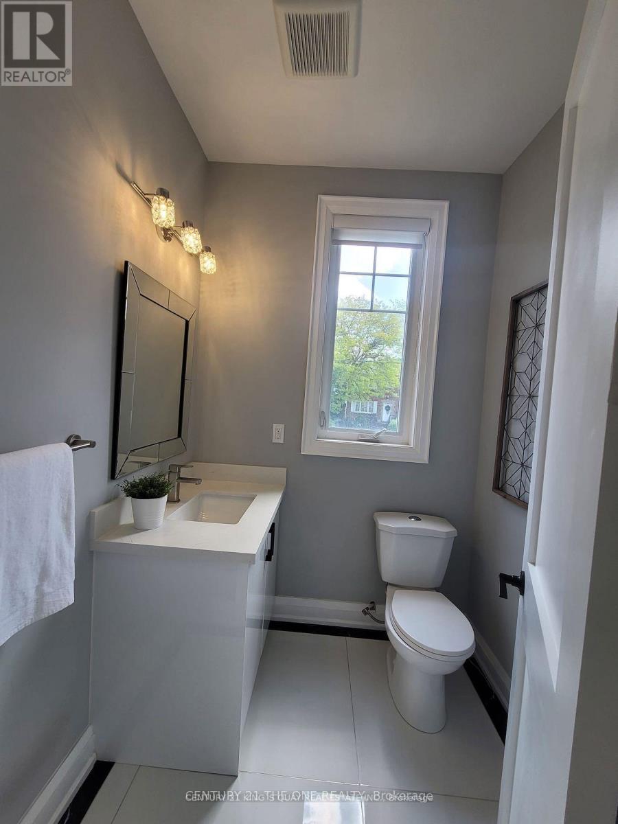 323 Sutherland Drive, Toronto, Ontario  M4G 1J7 - Photo 15 - C13723744