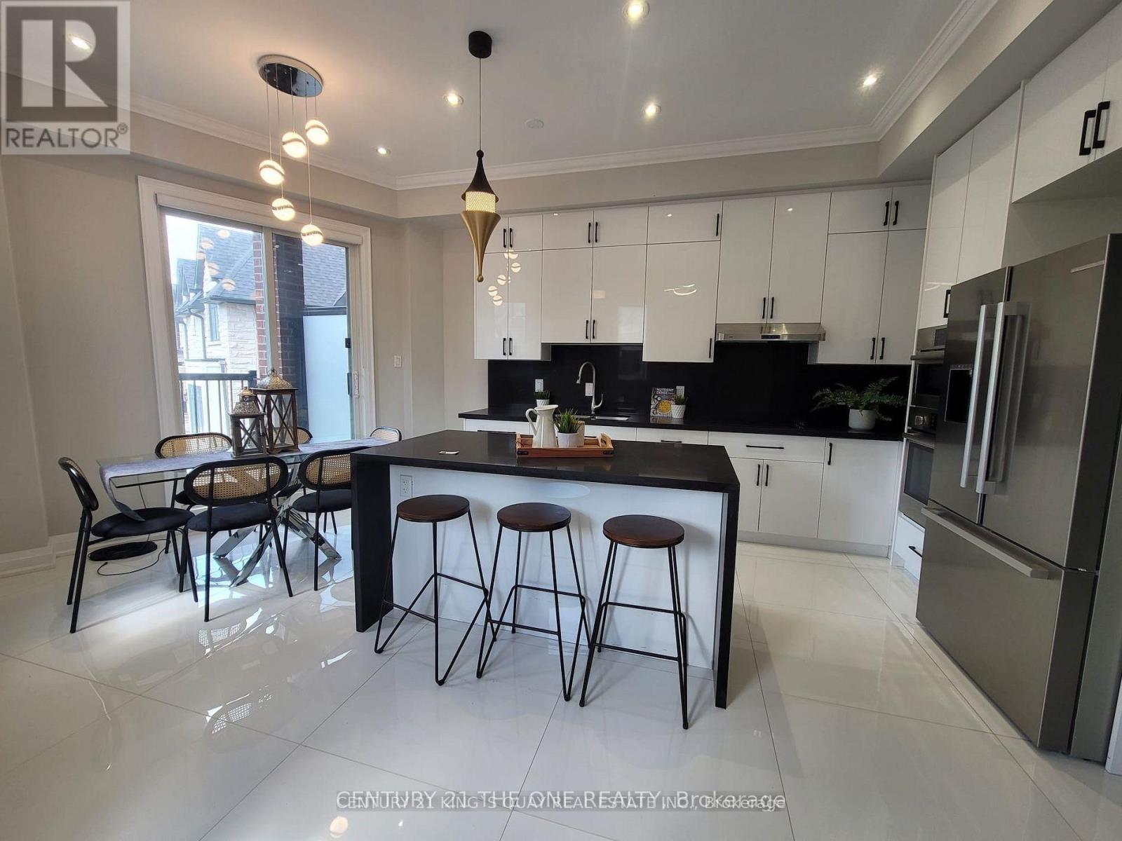 323 Sutherland Drive, Toronto, Ontario  M4G 1J7 - Photo 5 - C13723744