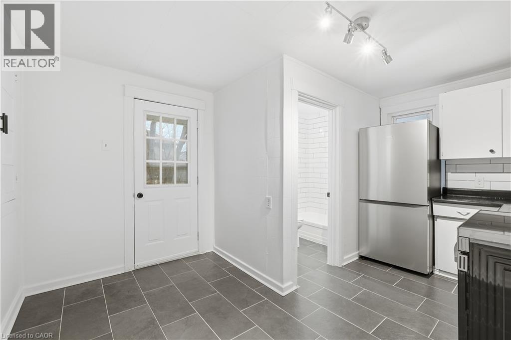 27 Albert Street Unit# Main, Welland, Ontario  L3B 4L1 - Photo 2 - 40859127