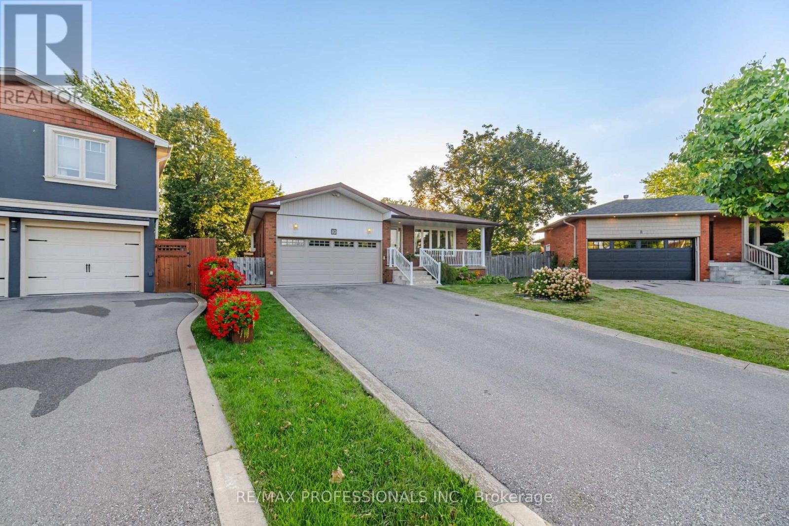 10 Hopedale Court, Mississauga, Ontario  L5M 2E9 - Photo 2 - W13723710