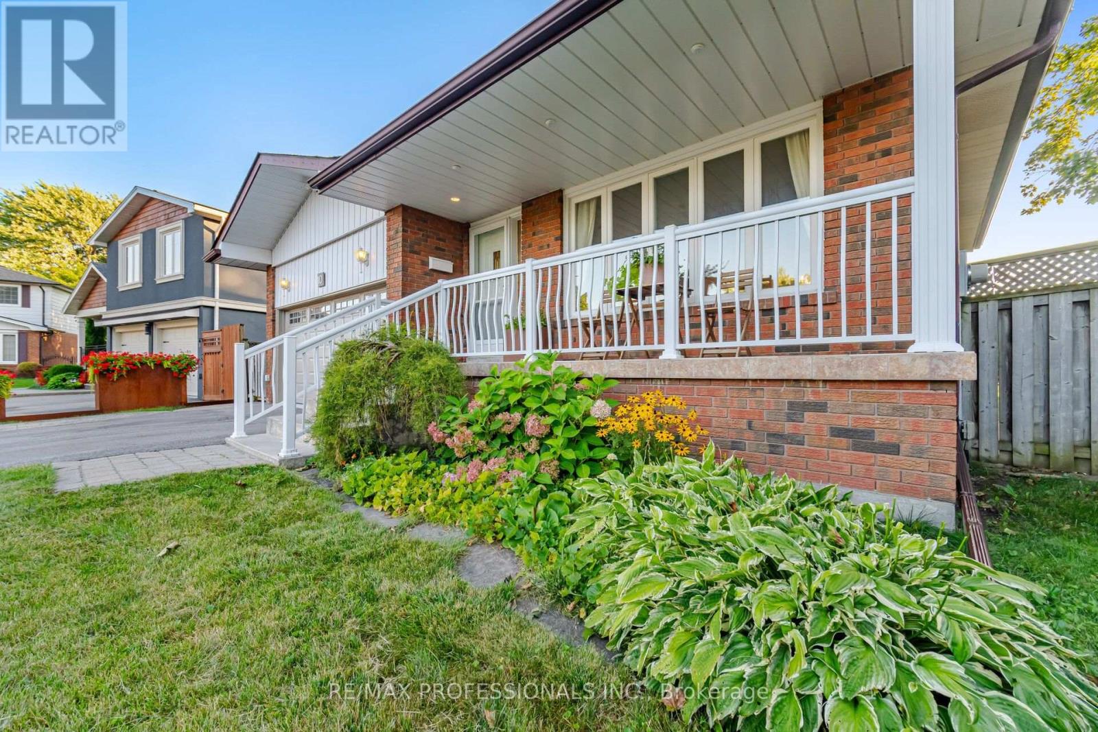 10 Hopedale Court, Mississauga, Ontario  L5M 2E9 - Photo 4 - W13723710