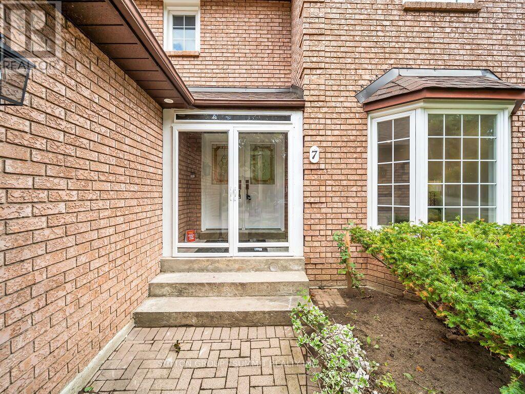 7 Winding Court, Toronto, Ontario  M1C 4X2 - Photo 4 - E13723750