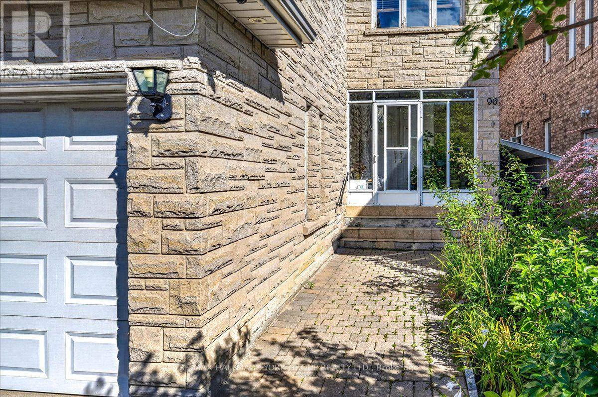 96 Townsgate Drive, Vaughan, Ontario  L4J 8A4 - Photo 3 - N13723940