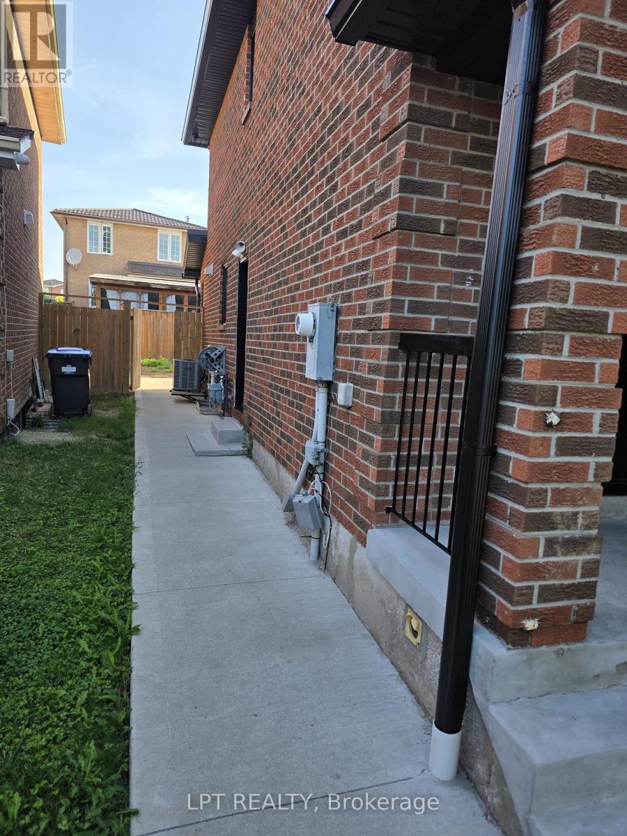17 Alabaster Drive, Brampton, Ontario  L6V 4E5 - Photo 2 - W13723752