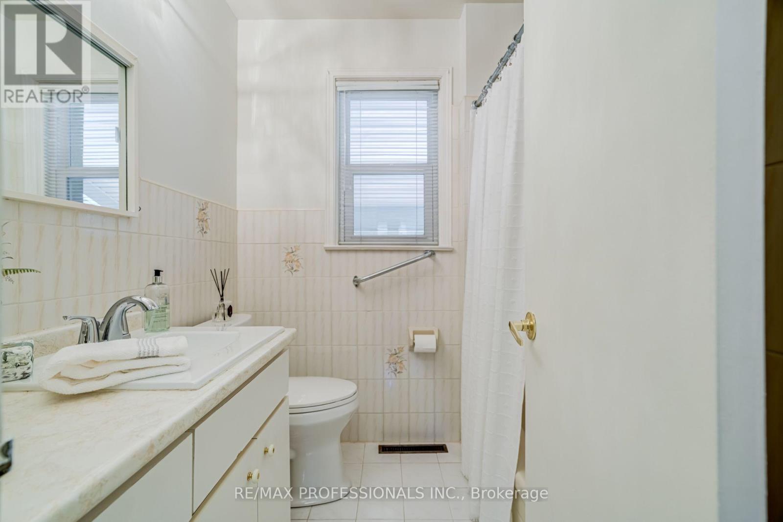 48 Genthorn Avenue, Toronto, Ontario  M9W 2S9 - Photo 32 - W13723908