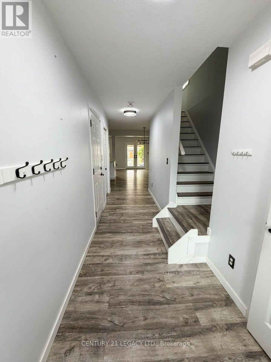 34 Mountain Laurel Crescent, Kitchener, Ontario  N2E 3W9 - Photo 4 - X13723896