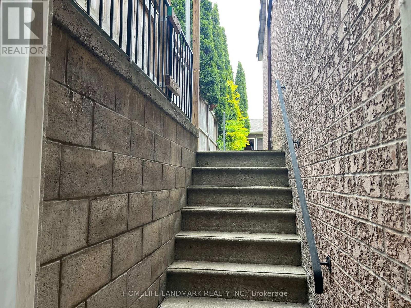 231 Clinton Street, Toronto, Ontario M6G 2Y4 - Photo 2 - C13700808