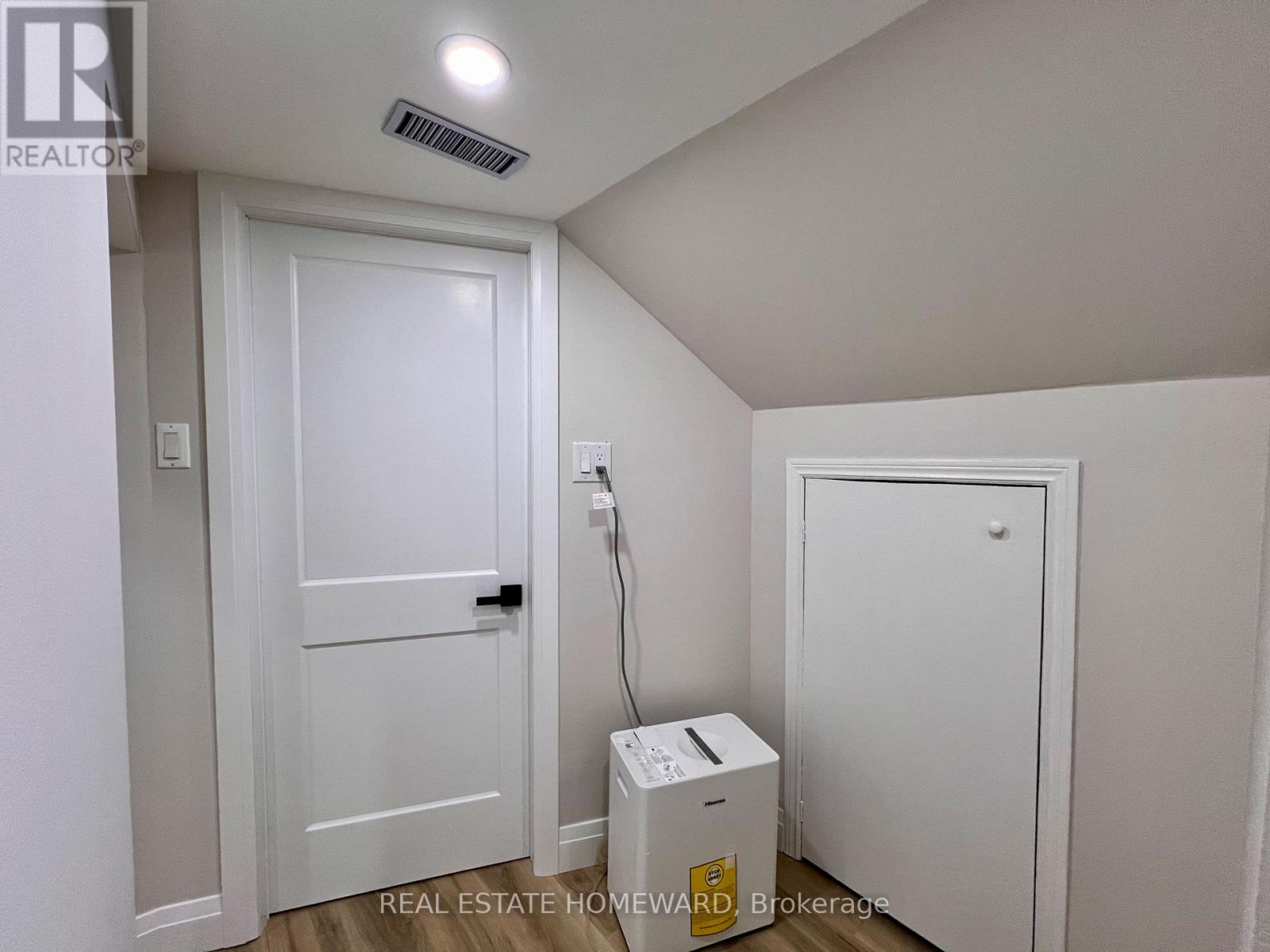 Lower - 2 Harris Park Drive, Toronto, Ontario  M1L 2Z9 - Photo 9 - E13704914