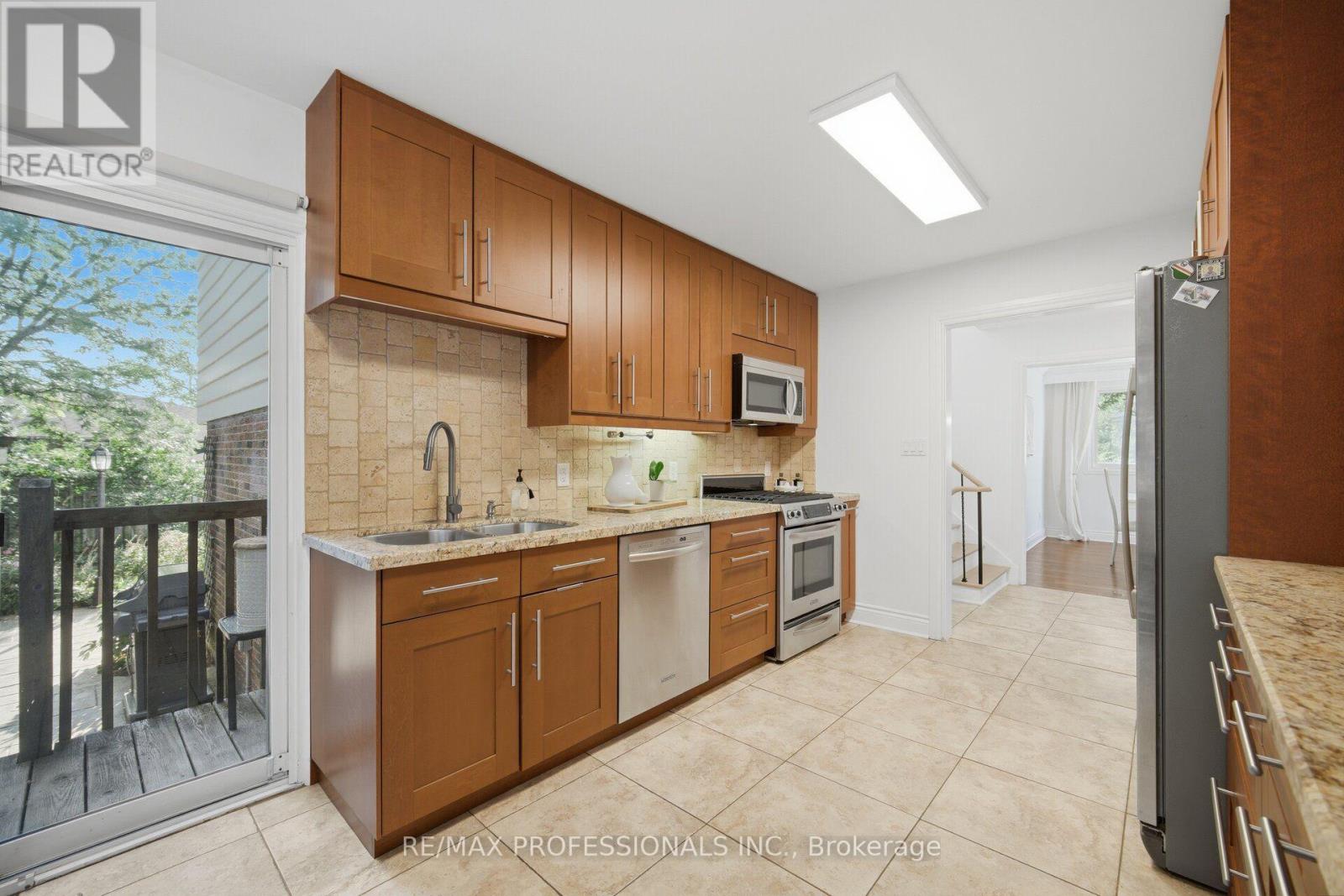 10 Hopedale Court, Mississauga, Ontario L5M 2E9 - Photo 12 - W13723710