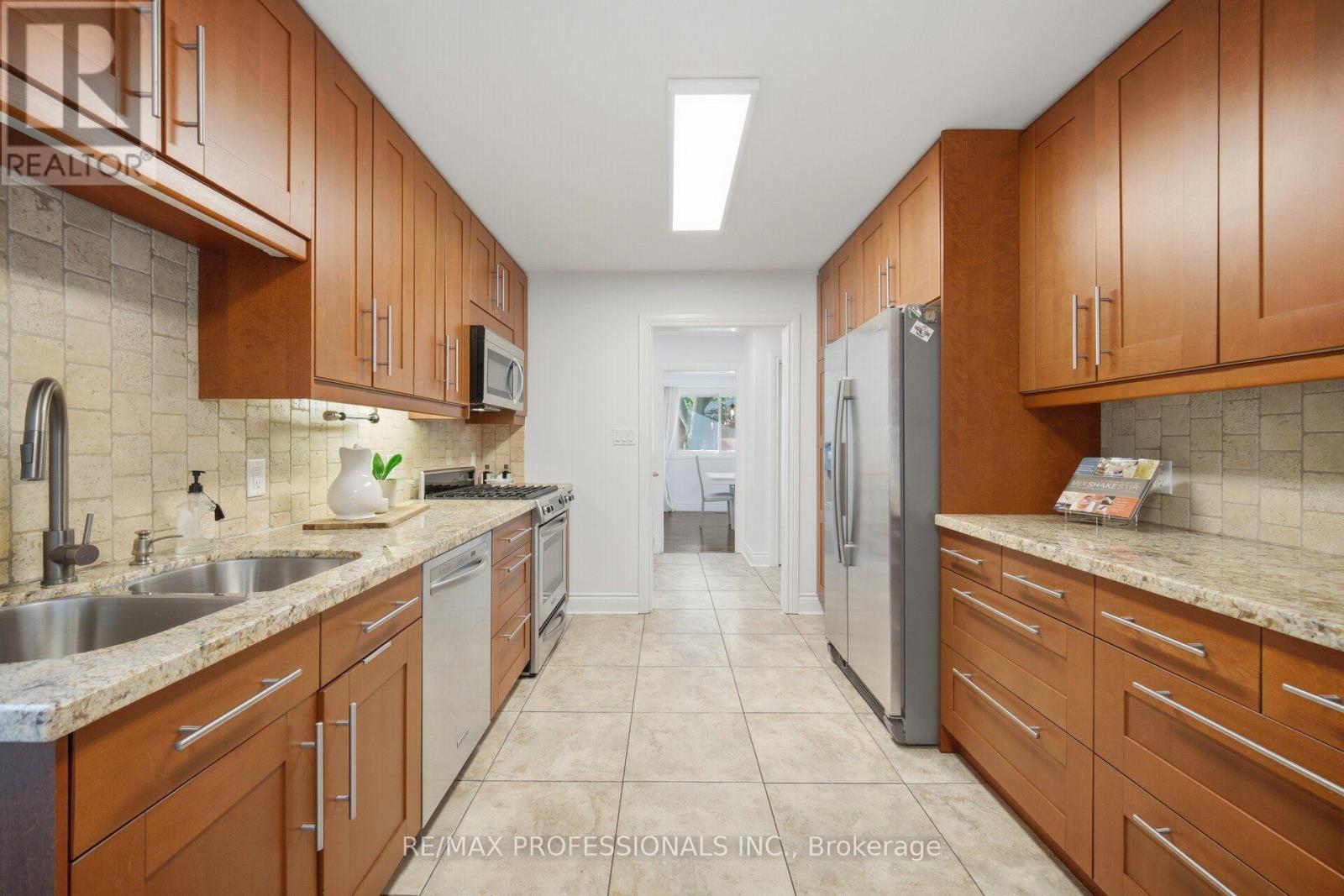 10 Hopedale Court, Mississauga, Ontario L5M 2E9 - Photo 11 - W13723710