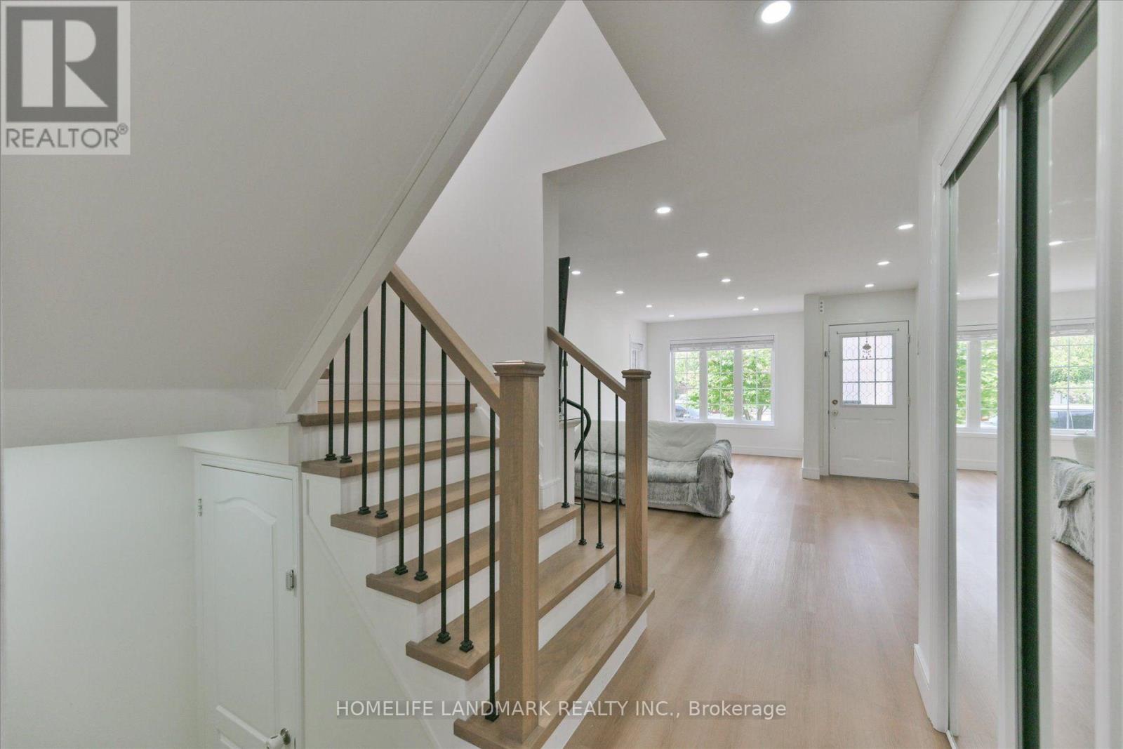 5415 Rochelle Way, Mississauga, Ontario  L5N 7Y2 - Photo 8 - W13721036