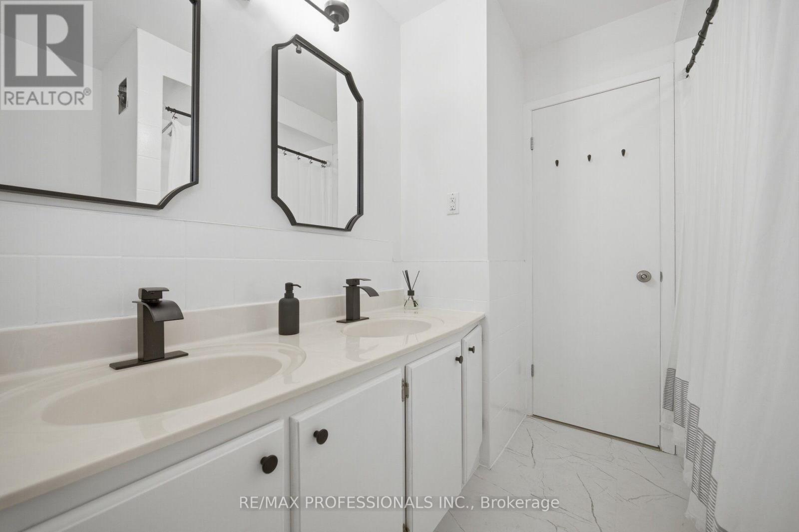 10 Hopedale Court, Mississauga, Ontario  L5M 2E9 - Photo 26 - W13723710