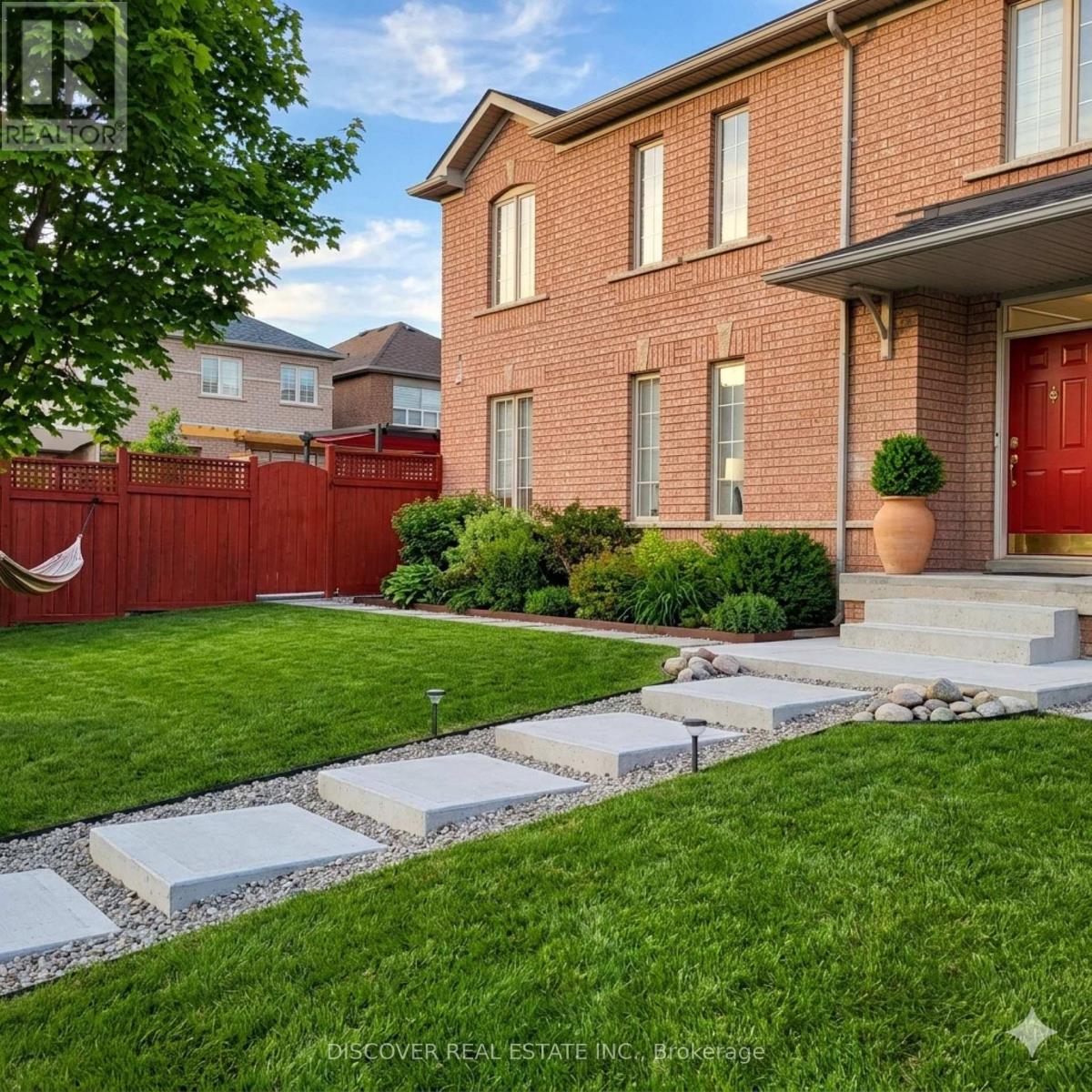 5806 Rainberry Drive, Mississauga, Ontario  L5M 6S2 - Photo 2 - W13724184