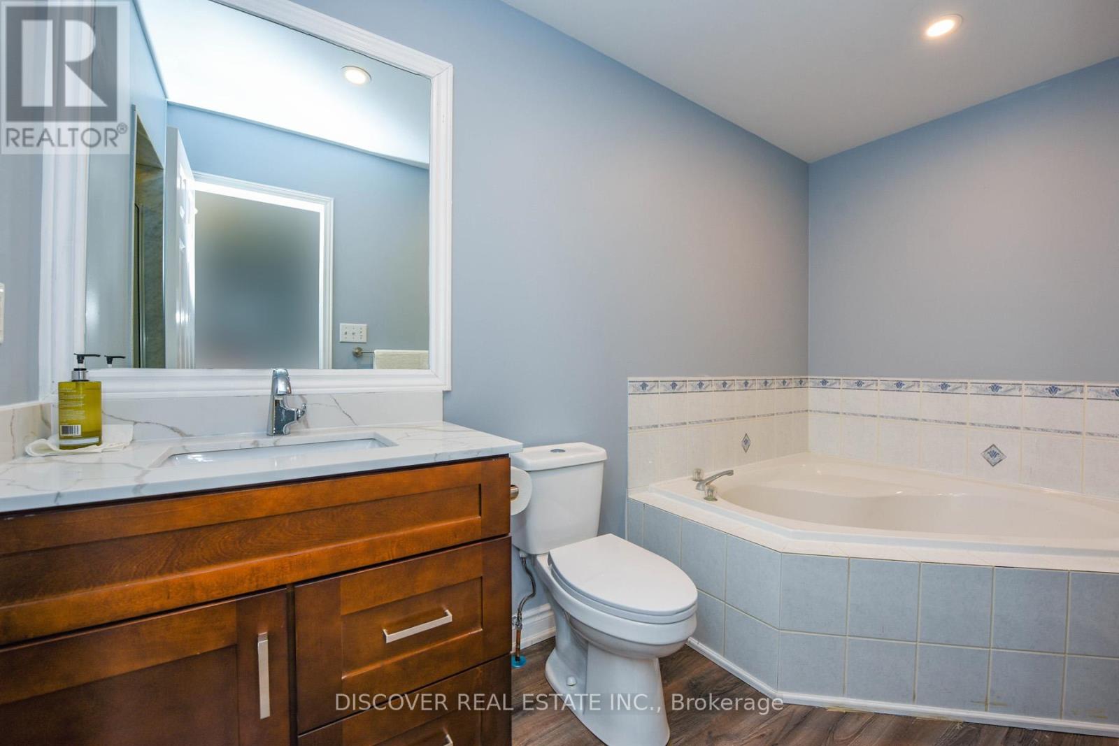 5806 Rainberry Drive, Mississauga, Ontario  L5M 6S2 - Photo 6 - W13724184