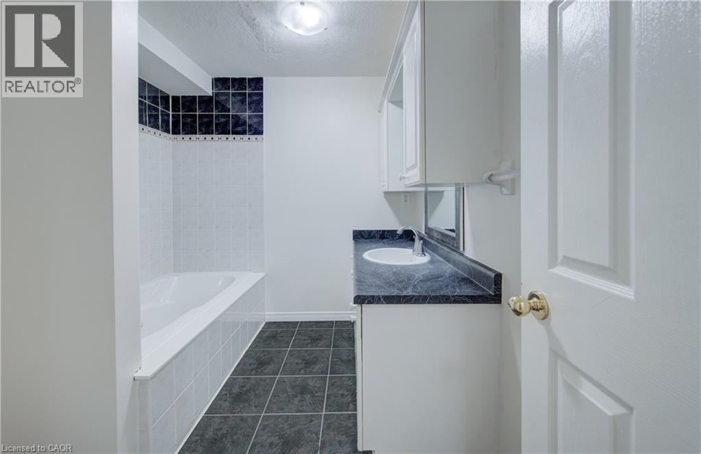 25 Idle Ridge Court, Kitchener, Ontario  N2A 3W3 - Photo 11 - 40857942