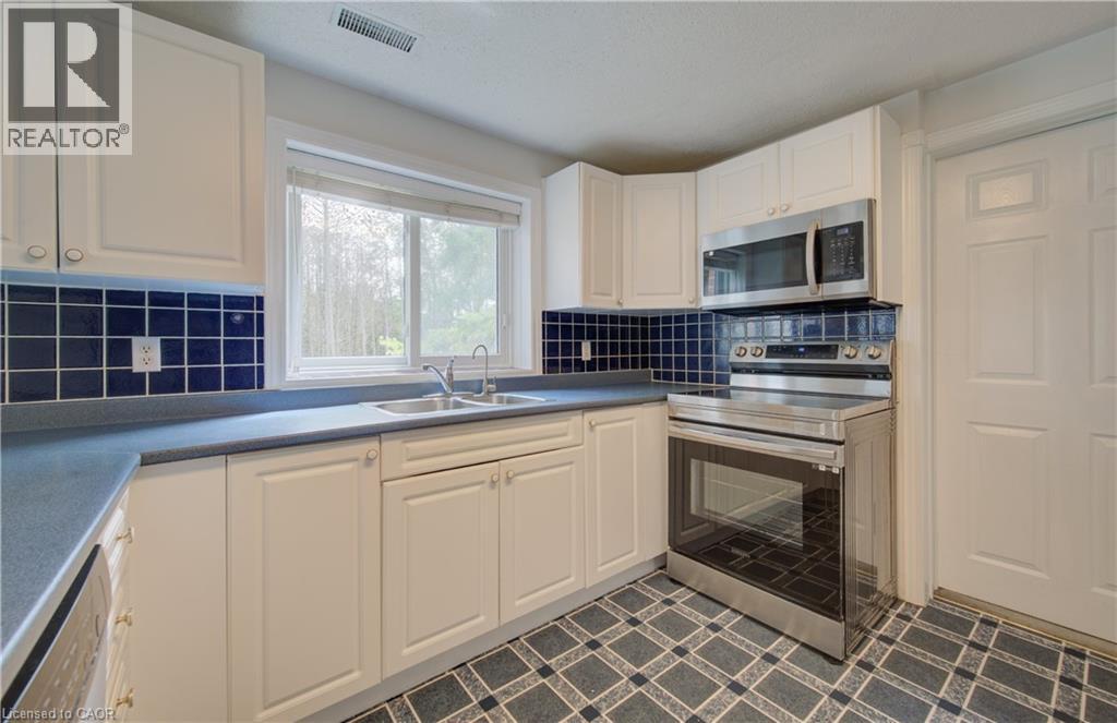 25 Idle Ridge Court, Kitchener, Ontario  N2A 3W3 - Photo 4 - 40857942