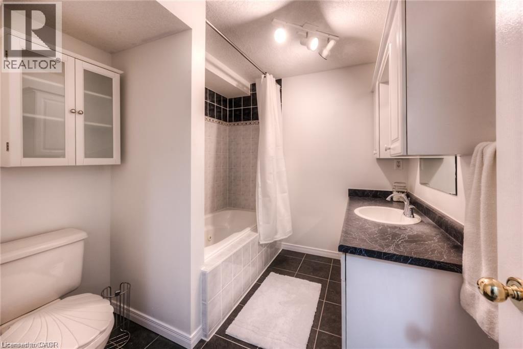 25 Idle Ridge Court, Kitchener, Ontario  N2A 3W3 - Photo 8 - 40857942